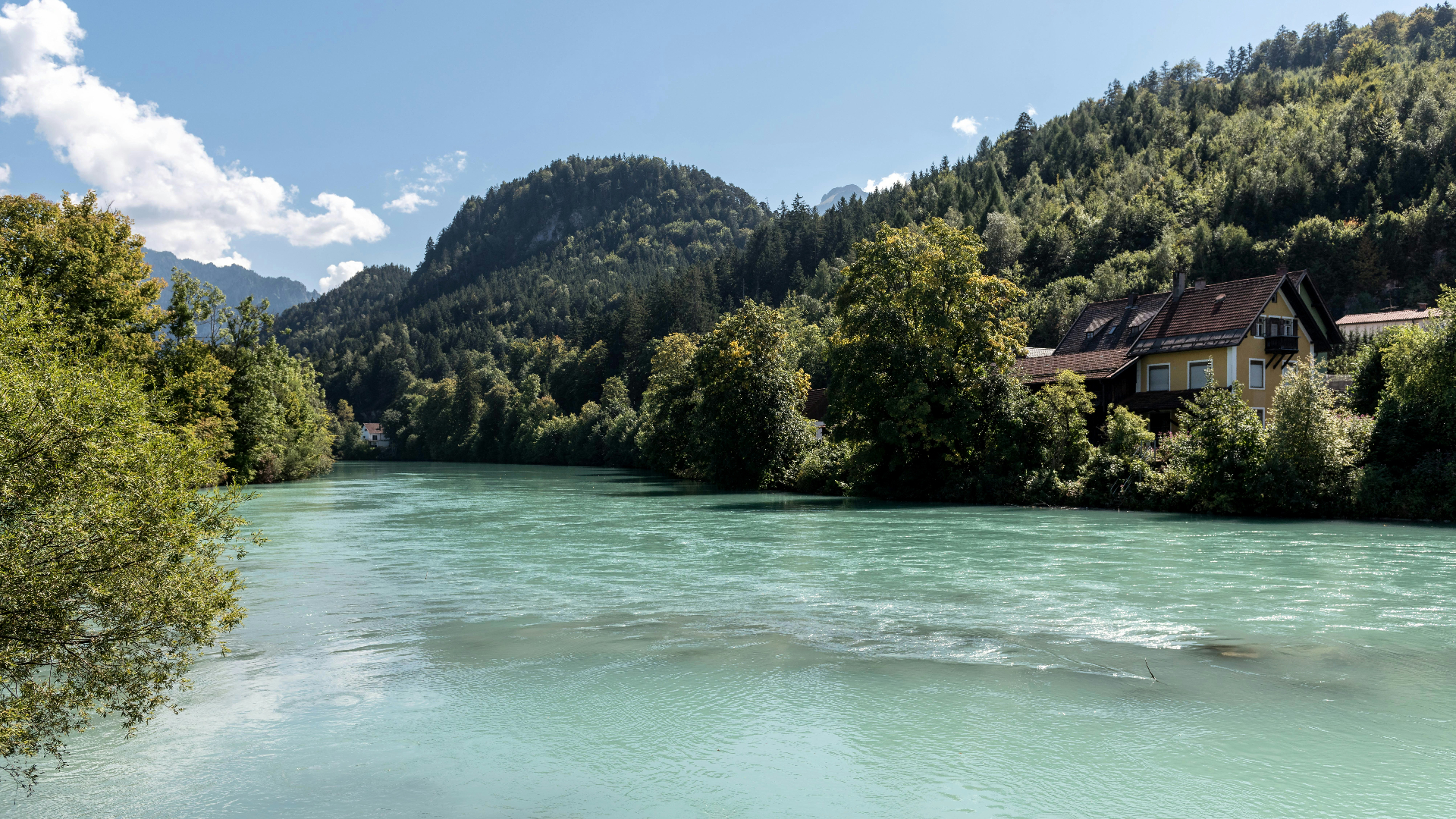 Der türkisfarbene Lech bei Füssen, eingebettet in die Allgäuer Berge