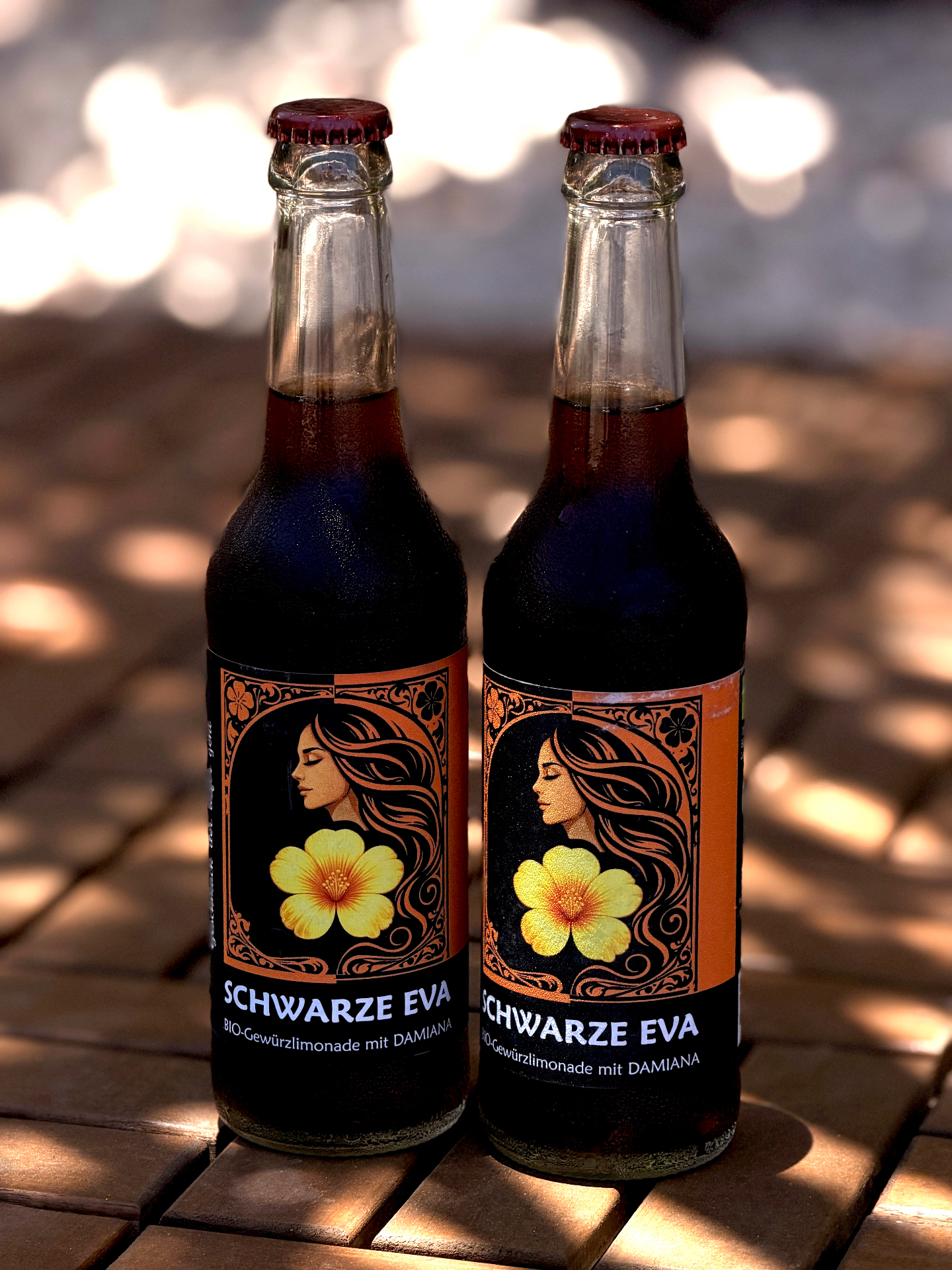 Zwei Flaschen Schwarze Eva Bio-Limonade