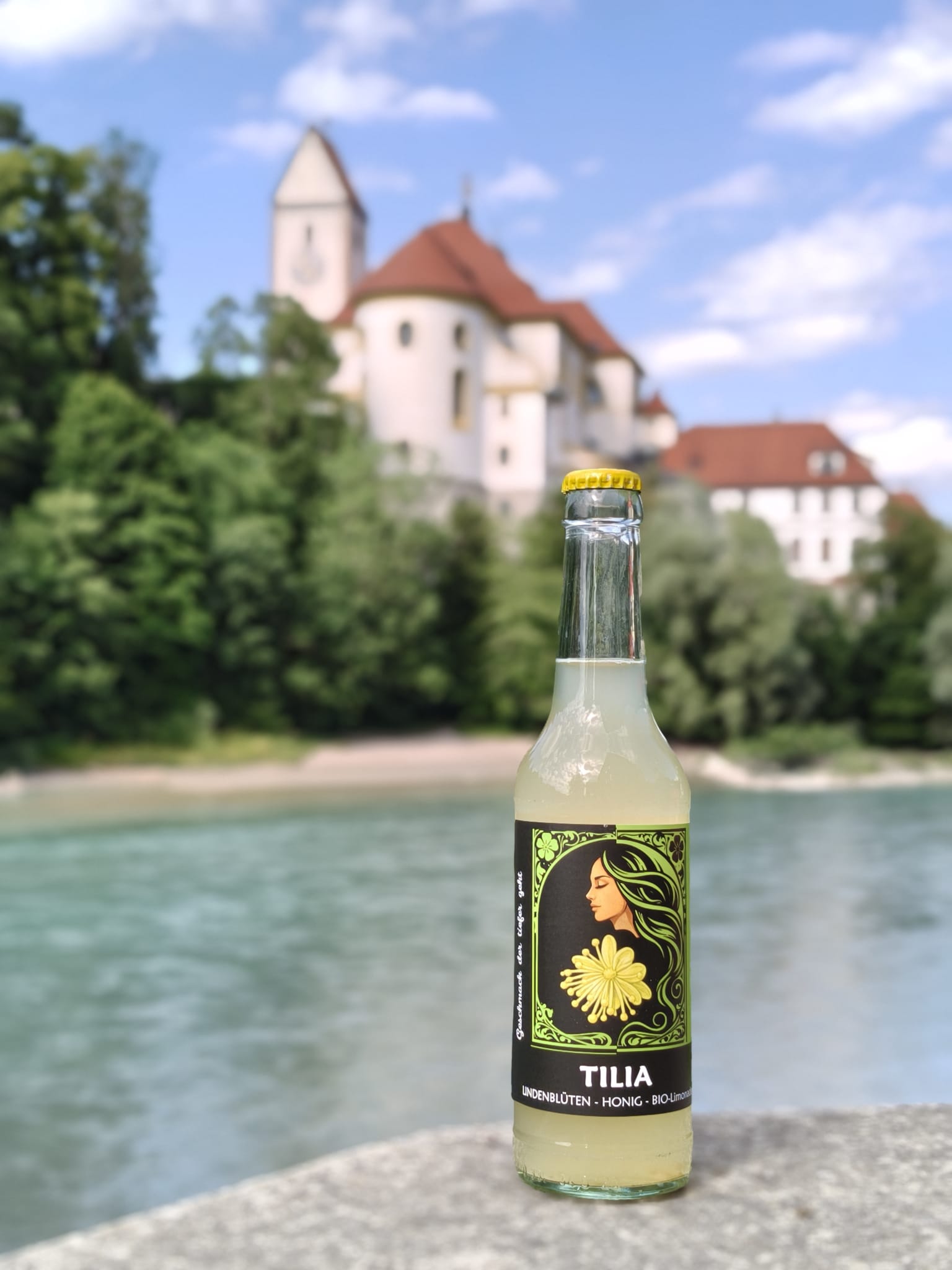 TILIA im Wasser treibend